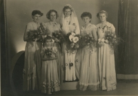 Edita Nyplová with bridesmaids - a wedding photo