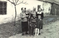 S rodiči Václavem a Marií, babičkou Marií, sestrou Alenou a bratrancem před statkem ve Studené, 1954
