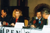 Vpravo od pamětnice je G. Grass, vedle něj L. Vaculík; kongres PEN klubu, 1994
