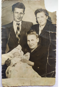 Matka pamětníka Waleria po válce s novorozeným synem Zdzislawem (bratr pamětníka), se svou sestrou a švagrem