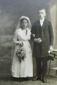 Wedding photo of grandmother Aloisie Mládková and grandfather Franz Scholze whose wedding took place in 1919 at the office in Chrastava (Kratzau)