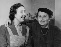 Matka Josefina Fürstová se sestrou Růženou, cca 50. léta 20. století