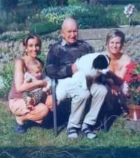 Manžel Jan Květ s dcerami Terezou a Helenou, vnukem a psem, 2009