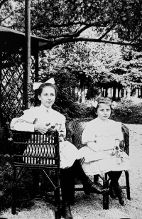 Sestry Josefina (matka pamětnice) a Růžena Niesnerovy, Lochovice, cca 1910
