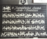 Maturitní fotografie třídy z Bratislavy v roce 1956