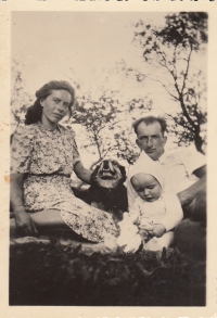 Eva Kordová and her parents in 1952