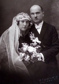 A wedding photo of the parents of the witness