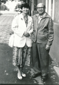 Sestra pamětníka Jarmila Roskovcová a jeho otec Jaroslav Roskovec