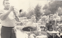 Koncert Dobronice 1975, pamětník hraje na bicí.