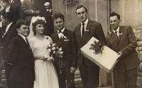 Svatba s manželkou Zdeňkou na úřadě v Hejnicích, vlevo Polák Frantiszek Gorczica, se kterým přišel do Čech, druhý zleva Polák Zigmund Mróz, který žil v Bílém Potoce