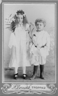 Teta Marie Fürstová, provdaná Davidová, a strýc Ladislav Fürst, oba jako děti