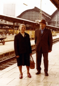 Matka Rozálie Zavadilové Adéla Janíková s bratrem Karlem ve Frankfurtu nad Mohanem v Německu