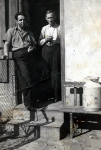 Otec Rozálie Zavadilové Alois Janík (vpravo) před jejich prvním obchodem v Chuchelné / kolem roku 1939
