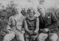 Zleva: strýc Ladislav Fürst, teta Věra Fürstová (roz. Englišová) a tatínek Jaromír Fürst