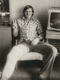 Jiří Kotrč in 1979 suffering from a knee injury