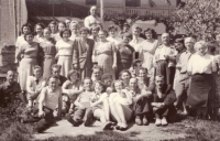 Fotografie z 50. let 20. století. Maminka Vlasta Tomaschová (Tomášová) je nahoře uprostřed mezi nahým mužem a mužem v klobouku