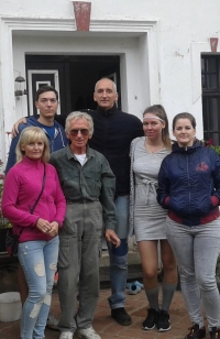Petr Polakovič (uprostřed) před rokem 2020 u bývalé rodinné usedlosti Tomaschů v Janově Dole