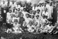 Захоронка. У центрі сидить вихователька Емілія Кочержук, стоїть третій зліва Іван Гречко, Надвірна, 1934 р