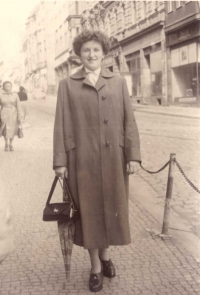 Maminka Petra Polakoviče v 50. letech 20. století na procházce po Liberci