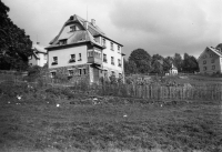 Dům dědy Františka Soukupa ve Vejprtech, vpravo Lubomírův rodný dům. 