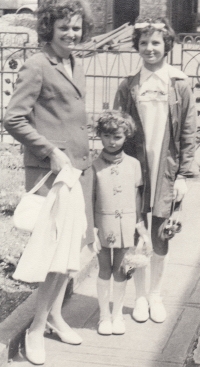Anna Šulitková with her daughters, 1968
