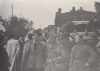 Běloves - místní lidé s prvními sovětskými vojáky 9. května 1945