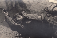 Běloves - mrtvý příslušník zbraní SS po vytažení ze samohybného děla