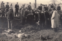 Běloves - pohřbívání příslušníků zbraní SS u běloveské celnice