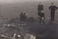 Běloves - pohřbívání příslušnice zbraní SS u běloveské celnice