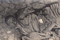 Běloves - zavražděný sovětský voják (na opasku má kořistní přezku Hitlerjugend)