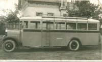 Děda Jaroslav Sršeň zahájil v roce 1929 autobusovou dopravu na Podorlicku. Jeho autobus