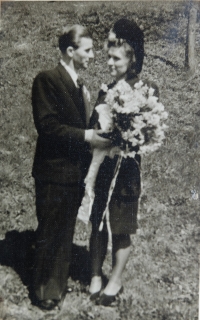 Na fotke Tibor Medvecký s Jarmilou Čatlošovej počas svojho svadobného dňa v roku 1944