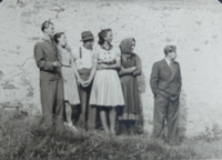 Na fotke (zľava): Tiborovi bratranec a sesternica, Tibor, Jarmila, Jarmilina mama, Tiborov brat