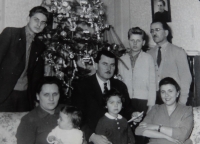 Na fotke (zľava): pamätníkov brat, otec, Branislav, Ľudovít Pecho, dole mama s deťmi Ľ. Pecha, manželka Ľ. Pecha