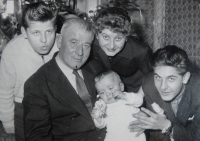 Na fotke (zľava): Branislav, brat Tibora Kalman, pamätníkova sesternica, brat a jeho dieťa