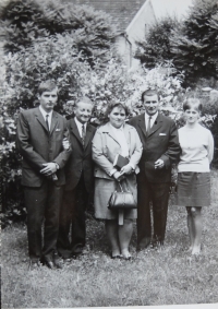 Rodinná fotka v záhrade za evanjelickým kostolom v Ružomberku približne v roku 1969. Branislav je vľavo na kraji. 