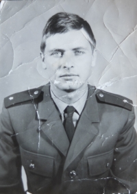 Pamätník v uniforme pri nástupe do práce vo väzení v 1975