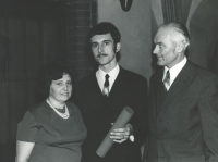 Lubomír s rodiči na první promoci, den po 24. narozeninách, Karolinum 13. prosince 1973
