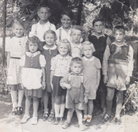Helma (dole vlevo) s bratrem (uprostřed) a dětmi z okolních domů, Brieg, 1938