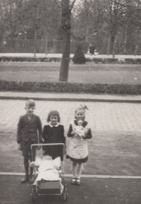 Helma (uprostřed) s bratry a kamarádkou v Briegu, 1942