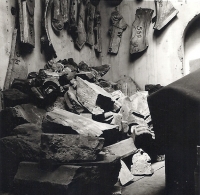 Někdejší stav sbírky v depozitáři lapidária. Foto 1977
