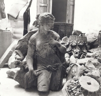 Někdejší stav sbírky v depozitáři lapidária. Foto 1983