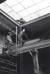 Lubomír a restaurátor Zbyněk Dittrich při rozebírání historických stropů uskladněných v lapidáriu, foto 1983