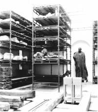 Sbírky ukládané do nově zbudovaných regálů v depozitáři lapidária. Foto 1986