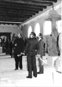 Vernisáž expozice Lapidária Národního muzea 15. dubna 1993. Autoři přivádějí primátora Milana Kondra