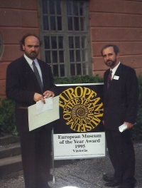 Jiří Fajt a Lubomír Sršeň při převzetí ceny Evropské muzeum roku za expozici Lapidária Národního muzea, 1995