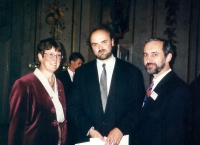 Cenu za Lapidárium Národního muzea předala Jiřímu Fajtovi a Lubomíru Sršňovi ve Švédsku ministryně zahraničních věcí. Foto 10. června 1995 