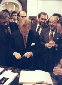 Václav Havel na rautu v Lapidáriu Národního muzea 24. dubna 1994 po koncertě Plácida Dominga. Vpravo Lubomír Sršeň a ředitel NM Milan Stloukal