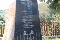 Pomník padlých v 1. a 2. světové válce ve Svaté Heleně, mezi oběťmi i jméno pamětníkova dědečka Václava Peka