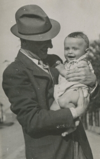 Jiří Kraus se synem Josefem, jaro 1942